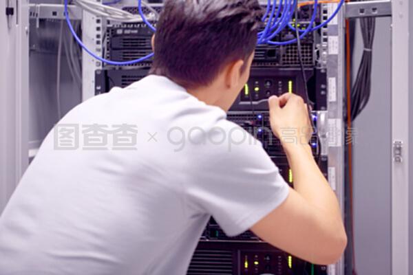 网络服务器室的人